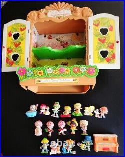 Strawberry Shortcake display case & miniature toy figures vintage 80s Kenner