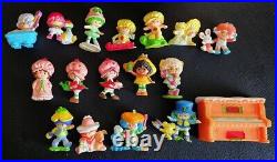 Strawberry Shortcake display case & miniature toy figures vintage 80s Kenner