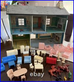 Vintage 1940-50's Marx Tin Toy Dollhouse Family Figures Full Of Furniture