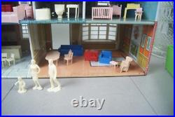 Vintage 1940-50's Marx Tin Toy Dollhouse Family Figures Full Of Furniture
