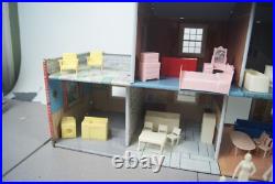 Vintage 1940-50's Marx Tin Toy Dollhouse Family Figures Full Of Furniture