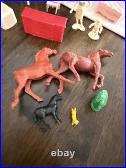 Vintage 1940-50's Marx Tin Toy Dollhouse Family Figures Full Of Furniture