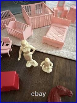 Vintage 1940-50's Marx Tin Toy Dollhouse Family Figures Full Of Furniture