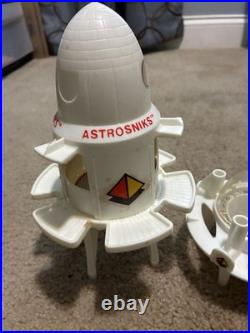 Vintage 1983 Schaper Astrosniks Spacemobile & Space Platform NIB + Bonus Figures