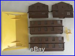Vintage MARXVILLE ARMY BARRACKS with 19 Hard To Find 40mm SOLDIER FIGURES