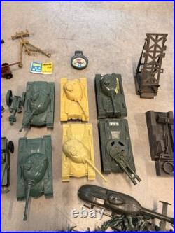Vintage army men 4 pounds tanks Military Gear Flags Bunkers Barracks Toy Solider