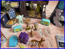 Vintage scoobie-doo haunted mansion doll house vintage figures toy lot